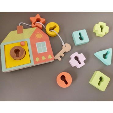 CLASSIC WORLD medinės supintos kaladėlės raktams ir durims įsriegti MONTESSORI 11 vnt.