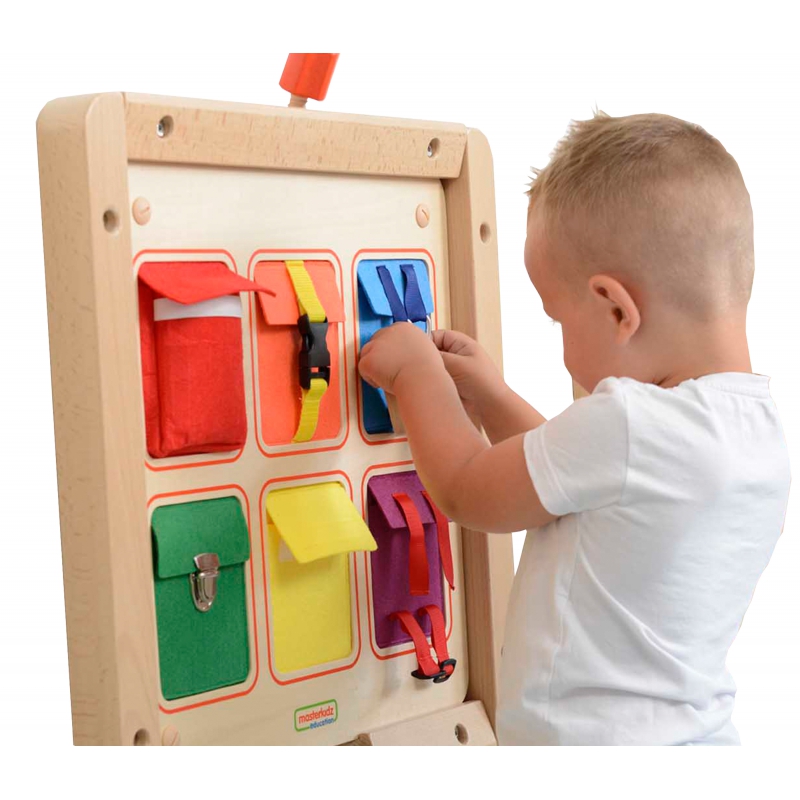 MASTERKIDZ medinės sienos manipuliacinė lenta Flex spalvingos kišenės sagtys ir lipdukai