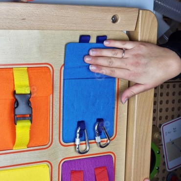 MASTERKIDZ medinės sienos manipuliacinė lenta Flex spalvingos kišenės sagtys ir lipdukai