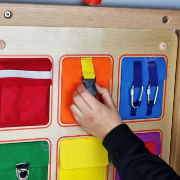 MASTERKIDZ medinės sienos manipuliacinė lenta Flex spalvingos kišenės sagtys ir lipdukai